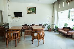 RedDoorz @ Raya Ngagel 2