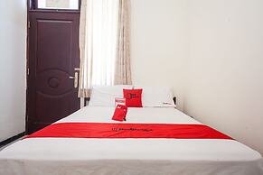 RedDoorz @ Raya Ngagel 2