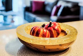 Altitude Suites Bay Street by Teristo Group