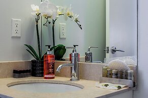 Altitude Suites Bay Street by Teristo Group