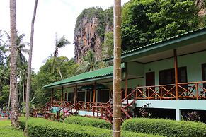 Chill Out Bar and Bungalows