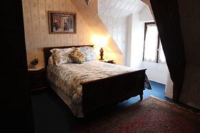 The Archeologist Home-Chateau Le Mur