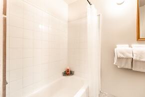 White Pines Prospector Square Studio Suite