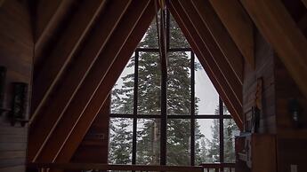 White Pines 4-BD Cabin in the Woods -- Easy Access in Summit Park