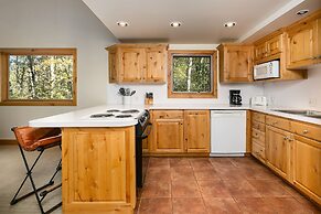 White Pines Crescent Ridge 3-bedroom Condo - Walk to Slopes