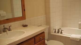 White Pines Crescent Ridge 3-bedroom Condo - Walk to Slopes