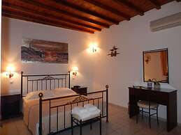 Tinos Suites & Apartments