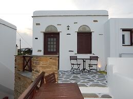 Tinos Suites & Apartments