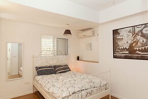 2Rooms Perfect Location  1Min to  Beach