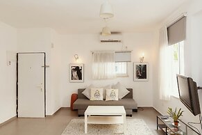 2Rooms Perfect Location  1Min to  Beach