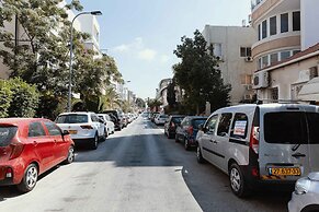 2Rooms Perfect Location  1Min to  Beach