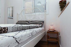 2Rooms Perfect Location  1Min to  Beach