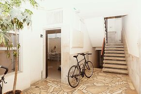 2Rooms Perfect Location  1Min to  Beach