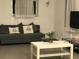 2Rooms Perfect Location  1Min to  Beach