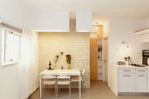 2Rooms Perfect Location  1Min to  Beach