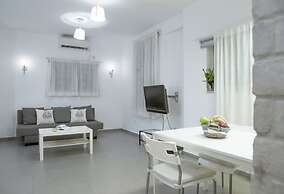 2Rooms Perfect Location  1Min to  Beach