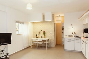 2Rooms Perfect Location  1Min to  Beach