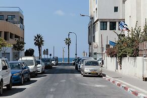 2Rooms Perfect Location  1Min to  Beach