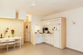 2Rooms Perfect Location  1Min to  Beach