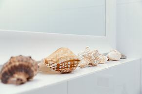 2Rooms Perfect Location  1Min to  Beach