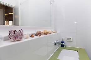 2Rooms Perfect Location  1Min to  Beach