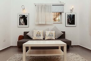 2Rooms Perfect Location  1Min to  Beach