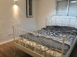 2Rooms Perfect Location  1Min to  Beach