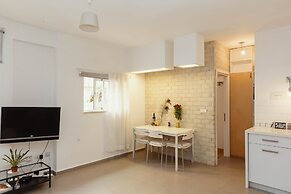 2Rooms Perfect Location  1Min to  Beach