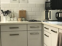 2Rooms Perfect Location  1Min to  Beach