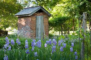 Gothic Eves Inn and Spa Bed and Breakfast