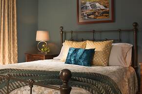 Gothic Eves Inn and Spa Bed and Breakfast