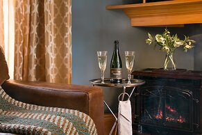 Gothic Eves Inn and Spa Bed and Breakfast