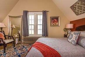 Gothic Eves Inn and Spa Bed and Breakfast