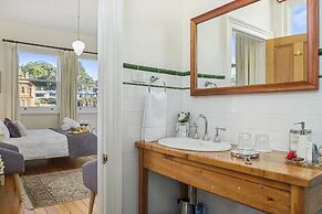 Cygnet Old Bank B & B Cafe & Gift Store