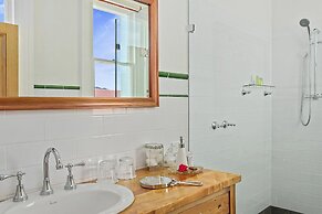 Cygnet Old Bank B & B Cafe & Gift Store