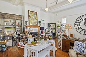 Cygnet Old Bank B & B Cafe & Gift Store