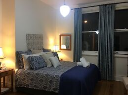 Cygnet Old Bank B & B Cafe & Gift Store