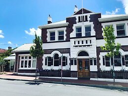 Cygnet Old Bank B & B Cafe & Gift Store