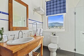 Cygnet Old Bank B & B Cafe & Gift Store