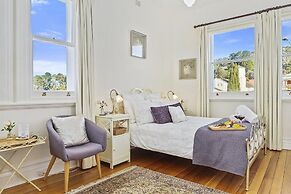 Cygnet Old Bank B & B Cafe & Gift Store