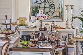 Cygnet Old Bank B & B Cafe & Gift Store