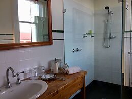 Cygnet Old Bank B & B Cafe & Gift Store