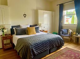 Cygnet Old Bank B & B Cafe & Gift Store