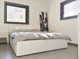 Hilton Beach Stunning Designer 2BR APT