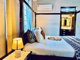 Coconut Pointe Villa & Beach Resort