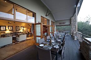 Fugitives' Drift Lodge