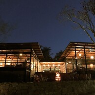 Fugitives' Drift Lodge