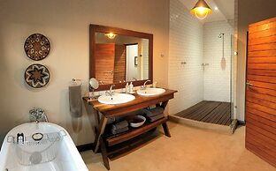 Fugitives' Drift Lodge