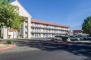 Studio 6 Fresno, CA - Extended Stay