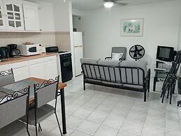 Cumber's Tropical Apartments